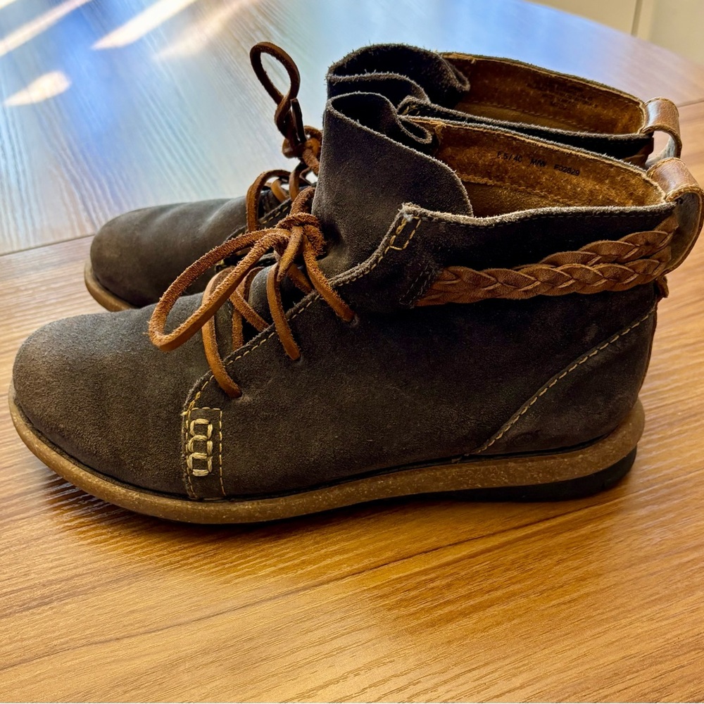 Born Temple Suede Boots with Kuru's insole technology. Size 8.5/40